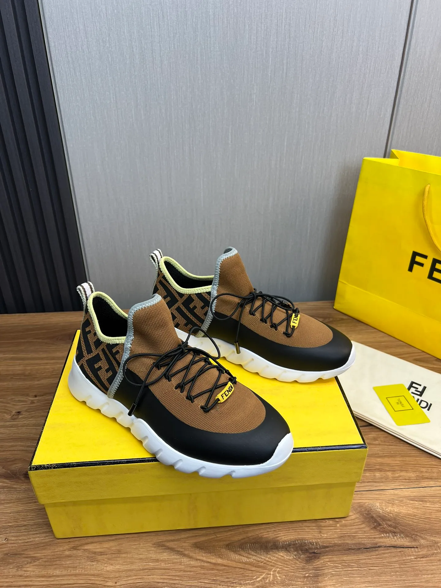 Men's shoes💰680💰 ＦＥＮＤＩ. Fendi🔍Top purchasing agent🇮🇹 The new and popular counter of the popular street boy monster has original factory configuration, original fly-knit fabric imported from Italy, high-quality printing technology, imported water-dyed cowhide with breathable mesh lining, breathable and comfortable, soles: original factory special soles are super comfortable, original factory single goods 🔍high quality, you can enter and leave the counter at will, welcome to compare, code number 39-44 (can be ordered 38.45.46)